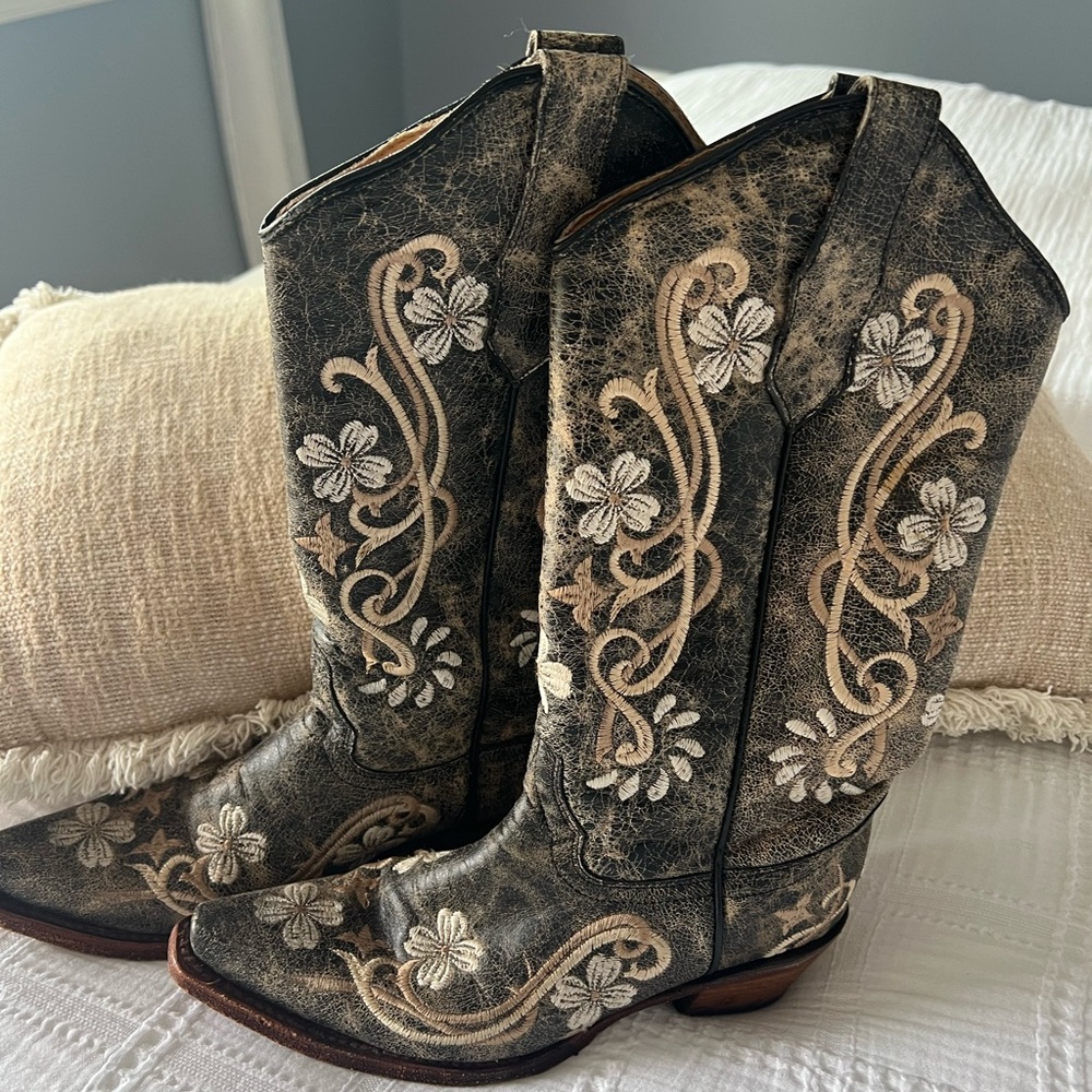 Circle G women’s Embroidered Western Cowboy Boots - Black and Cream